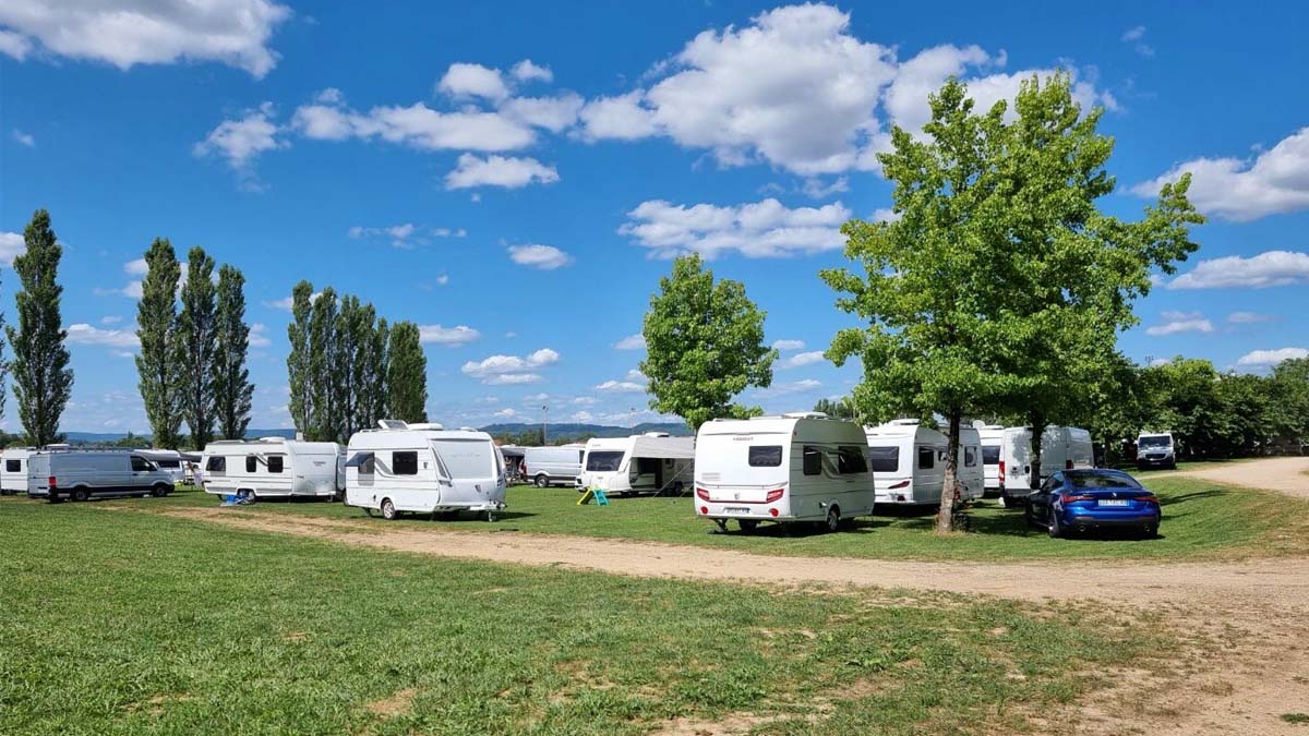 Jura : les caravanes refusent l’aire d’accueil et s’installent sur le stade de Bletterans