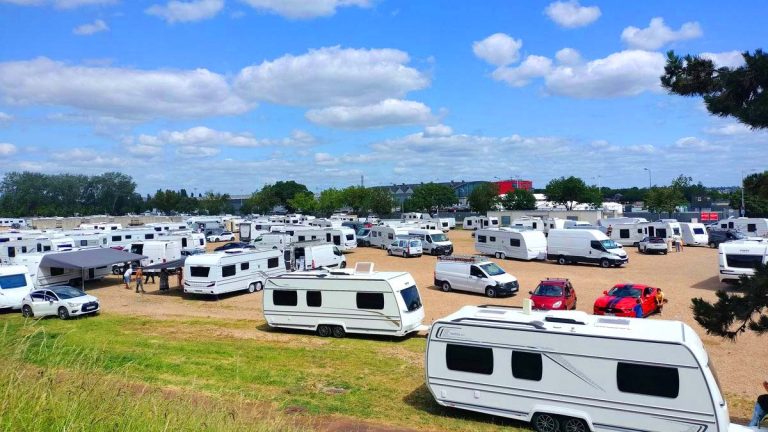 L’arrivée de 200 caravanes de gens du voyage bloque tous les accès à cette ville