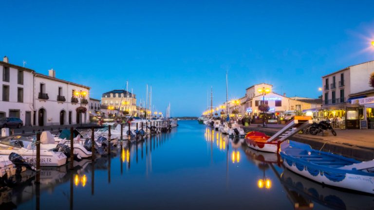 Loin de l’agitation de Sète, ce port d’Occitanie respire l’âme méditerranéenne et une douceur de vivre oubliée