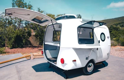 HC1 Venture : une mini-caravane au style rétro avec de grandes ouvertures.