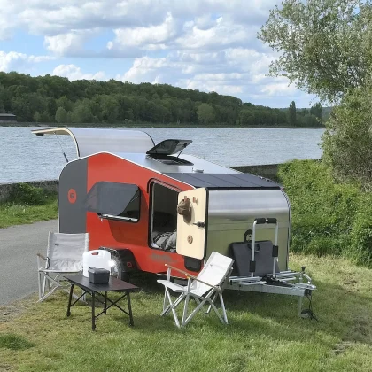 Mini-caravane artisanale MyBeelib installée dans un cadre naturel, parfaite pour le bivouac ou les escapades en plein air