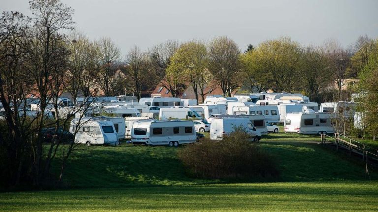 Occupation illégale de terrains par des gens du voyage près de Lyon : l’appel au secours de deux maires exaspérés