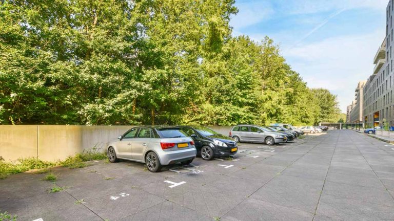 Place de parking occupée illégalement : voici comment faire enlever le véhicule (sans risquer d’ennuis)