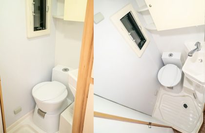 Vue de la salle de bain du camping-car Lada Granta, avec douche, lavabo et toilettes dans un espace optimisé