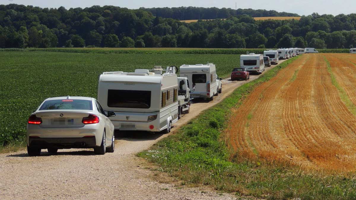 Squat d'un stade municipal : 250 gens du voyage s’installent sans autorisation dans l’Hérault avec leurs 80 caravanes