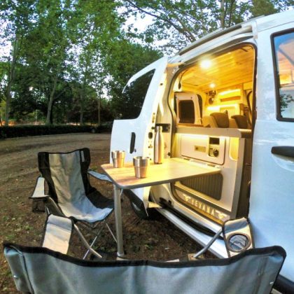 Table d’extérieur légère et pliante intégrée à l’aménagement du Dacia Dokker camping-car par Yevana