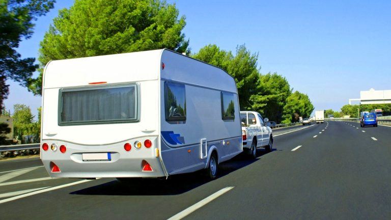 Tracter une remorque ou une caravane : quelles règles devez-vous absolument connaître avant de prendre la route ?