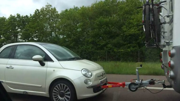 Tracter une voiture avec un camping-car : confort total ou vraie galère ?