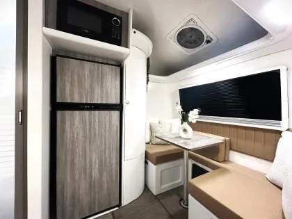 Traveler Summit mini-caravane : le confort de la maison sur roues équipée d’un grand frigo et d’un micro-ondes. 