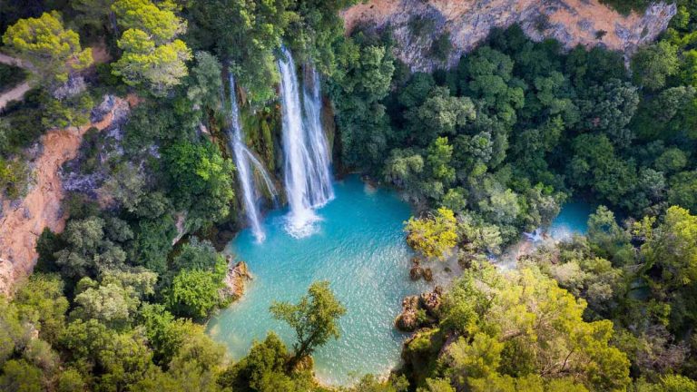 Un arc parfait, des eaux turquoise, pont médiéval et randonnées à couper le souffle… Un lieu naturel époustouflant à 1h seulement de Montpellier
