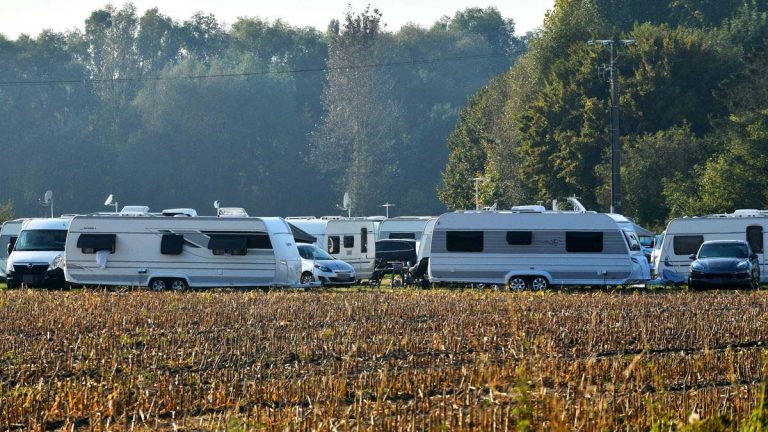Une commune sous tension : 200 caravanes de gens du voyage s’installent à l’aérodrome
