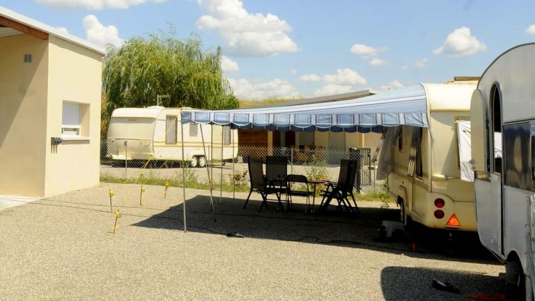 Une dizaine de caravanes des Roms s’installent illégalement sur son terrain à Angers, il n’arrive pas à les faire partir