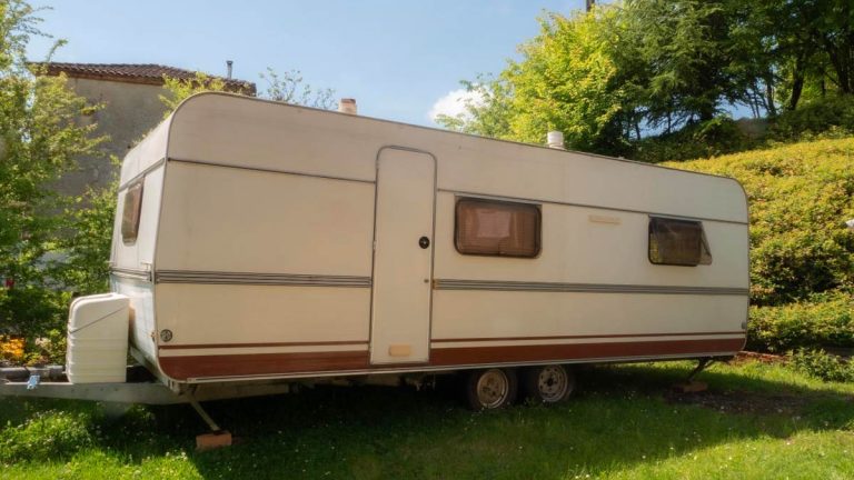 Vol de caravane en pleine nuit : un couple se fait dérober son véhicule pendant qu’il dormait chez lui, fenêtre ouverte