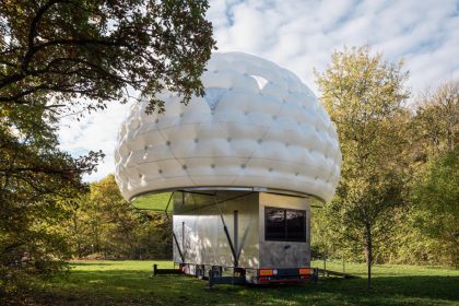 Extérieur de la mini-caravane Esch 22 Space Station finitions en acier inoxydable, conçue par le studio 2001.