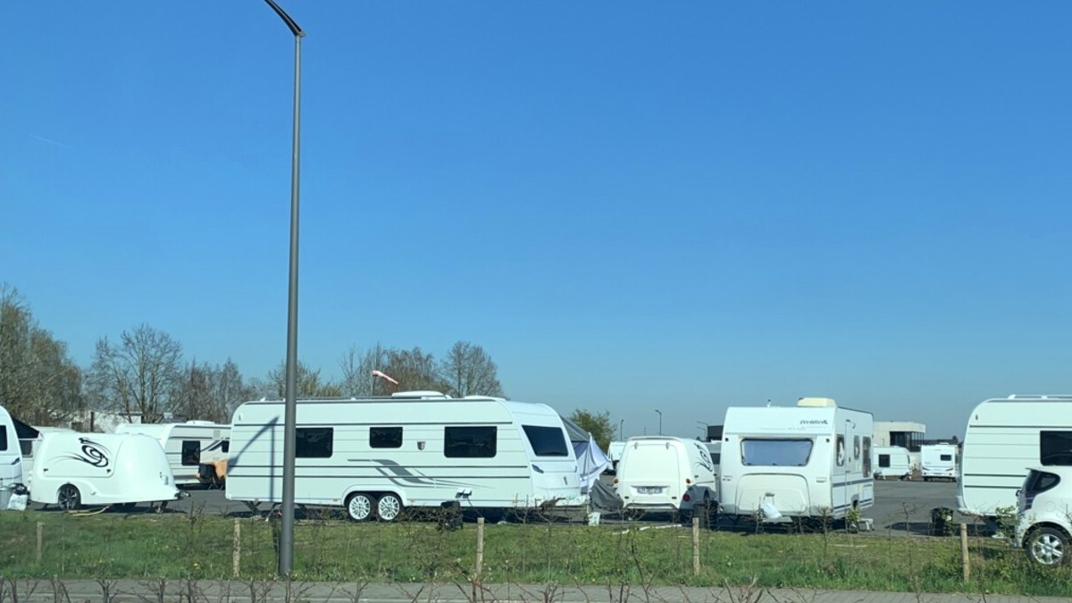 150 caravanes de gens du voyage bloquent une école d’ULM, les vols suspendus