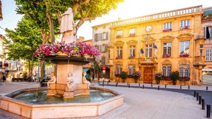 À l’ombre des platanes, cette ville discrète de Provence dévoile un charme que Marseille a oublié