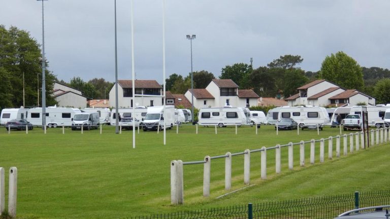 Ambiance électrique entre un club de rugby et les gens du voyage installés sur ce stade