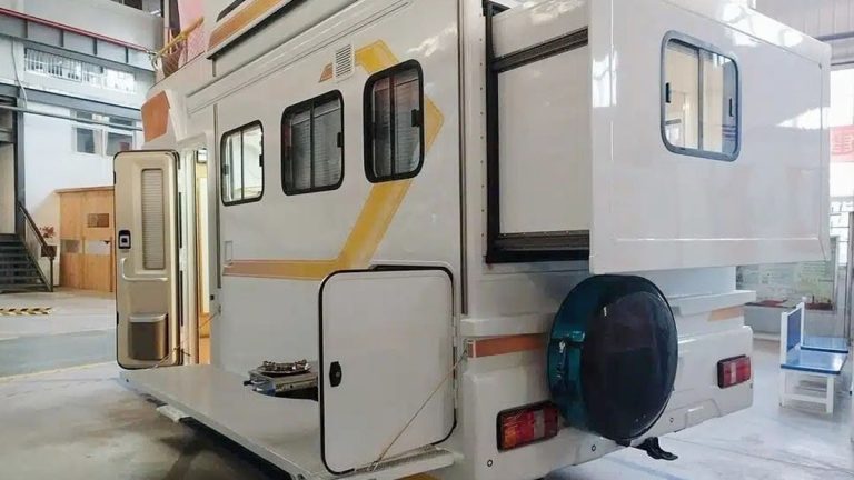Ce camping-car chinois à deux étages avec terrasse mobile surprend tout le monde