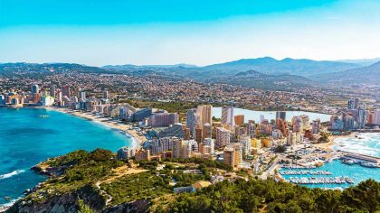 Ce n’est ni Alicante ni Calpe : ce village blanc d’Espagne entre mer et montagne est la perle cachée de la Costa Blanca