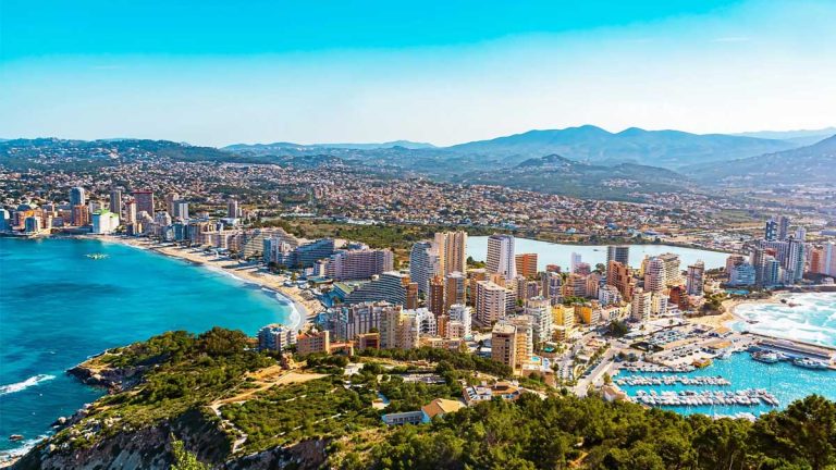 Ce n’est ni Alicante ni Calpe : ce village blanc d’Espagne entre mer et montagne est la perle cachée de la Costa Blanca