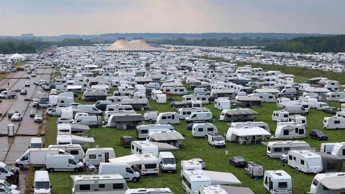 "Ce n’est pas un terrain de camping” : colère à Marseille après l'installation illégale de 168 caravanes des gens du voyage sur un terrain de rugby