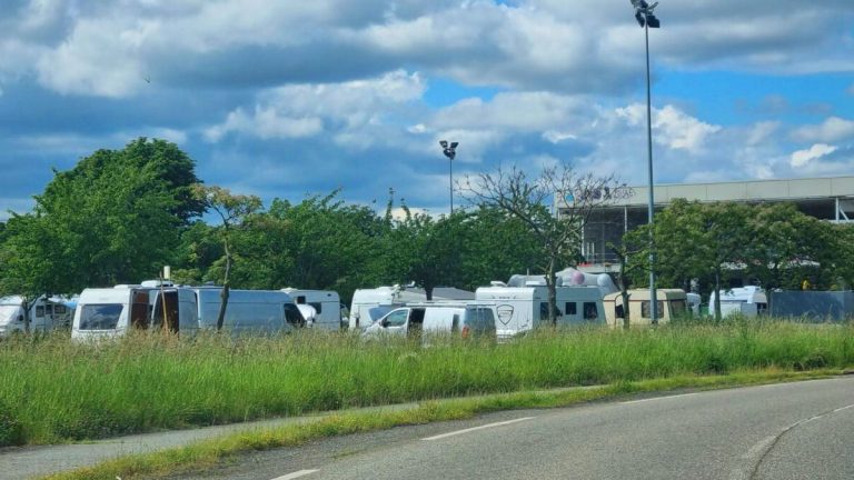 Cour d’école transformée en parking sauvage : les 200 caravanes installées en force repartent enfin