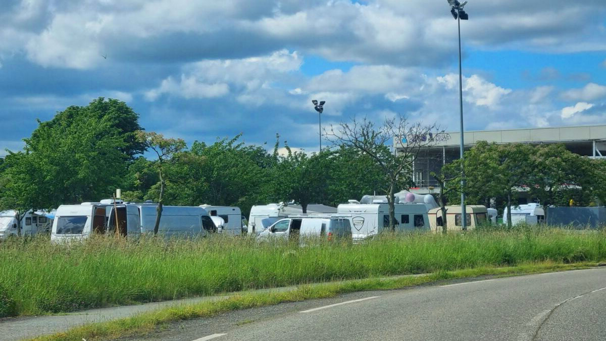 Cour d’école transformée en parking sauvage : les 200 caravanes installées en force repartent enfin
