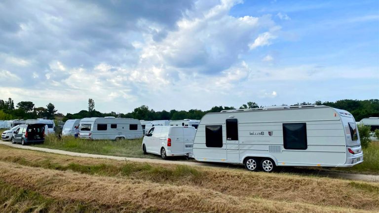 Des gens du voyage occupent illégalement un champ privé et un stade dans cette commune, la mairie dénonce une situation qui se répète chaque été