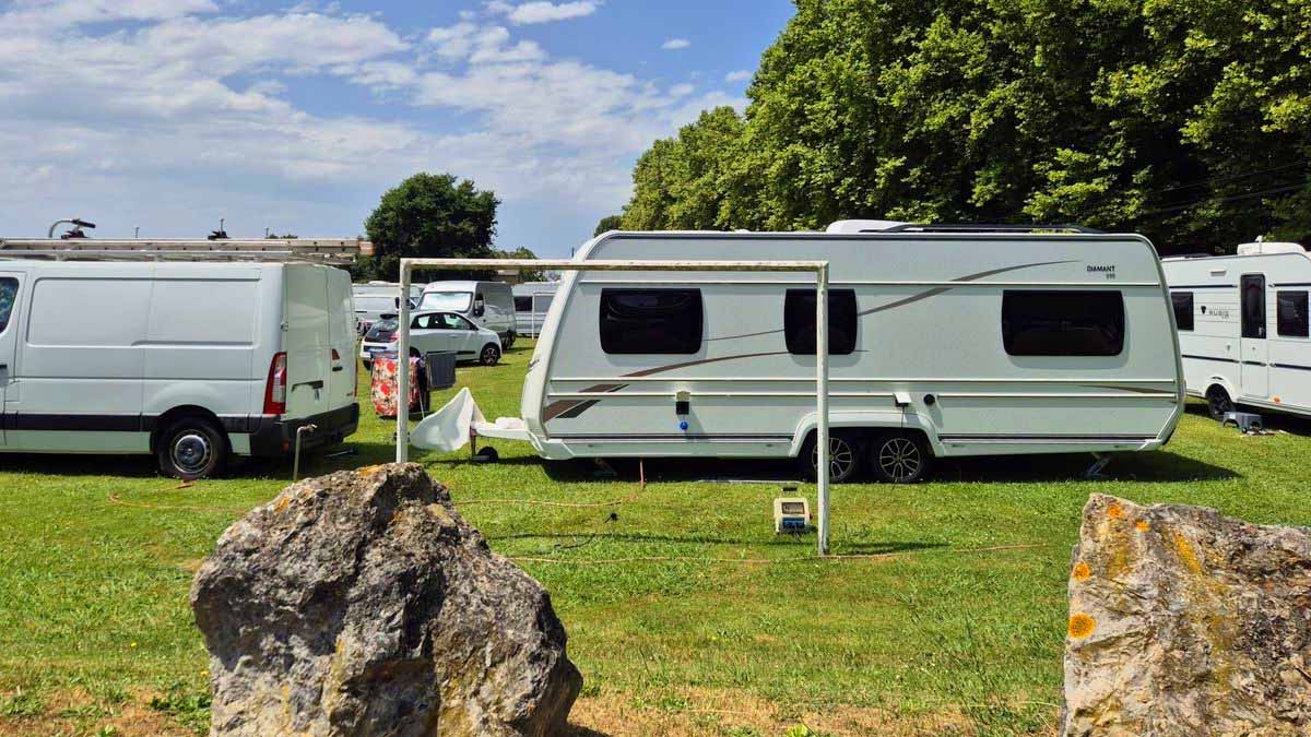 Encore des caravanes des gens du voyage sur ce terrain de foot : C’est un sketch alerte le club menacé avant la saison
