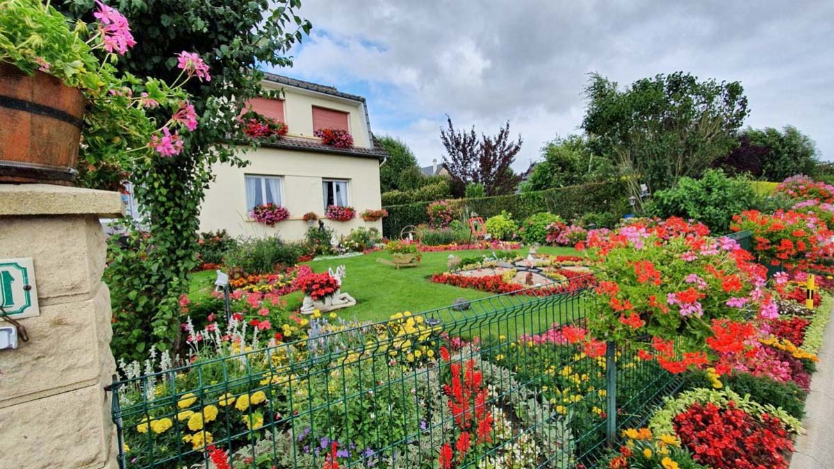Entre roses trémières et bateaux de pêche, ce village normand rivalise de poésie avec Giverny