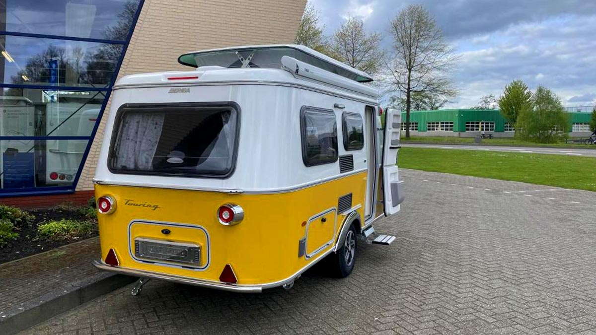 Eriba Touring 430 Nugget Gold : la mini-caravane jaune rétro qui cartonne chez les fans de road trip