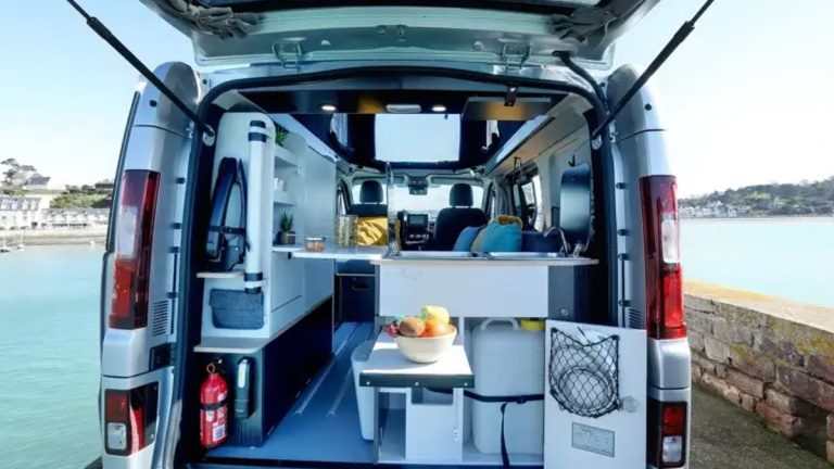 Flex PLUS par Antilope : le van aménagé breton 100 % autonome avec cuisine, lit et douche pour voyager à deux