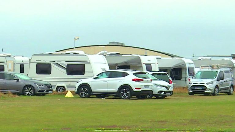 Gens du voyage : 80 caravanes s’installent illégalement sur les pistes de l’aéroclub, le maire dénonce des méthodes de voyous