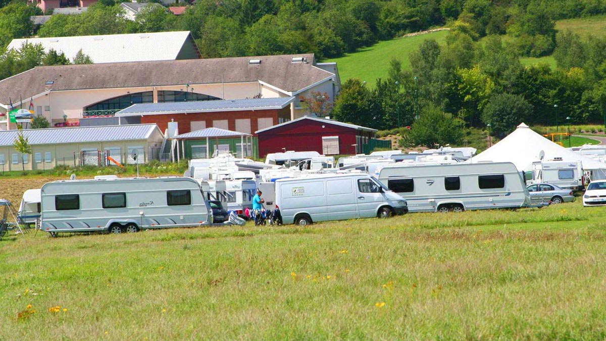 Gens du voyage à Vire : un nouveau campement installé autour du collège désaffecté