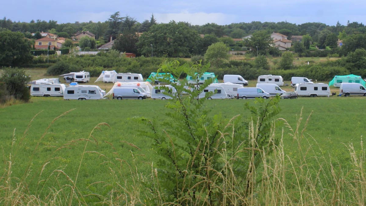 Gens du voyage : branchements sauvages et nuisances après l’installation illégale de 80 caravanes, la Ville demande une évacuation urgente