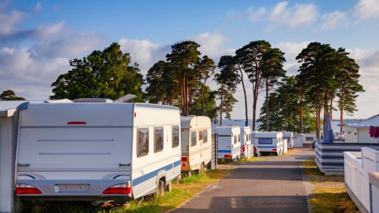 Gens du voyage : plus de 100 caravanes s’installent sur un terrain de fête, un village du Gard forcé d’annuler un grand événement à la dernière minute