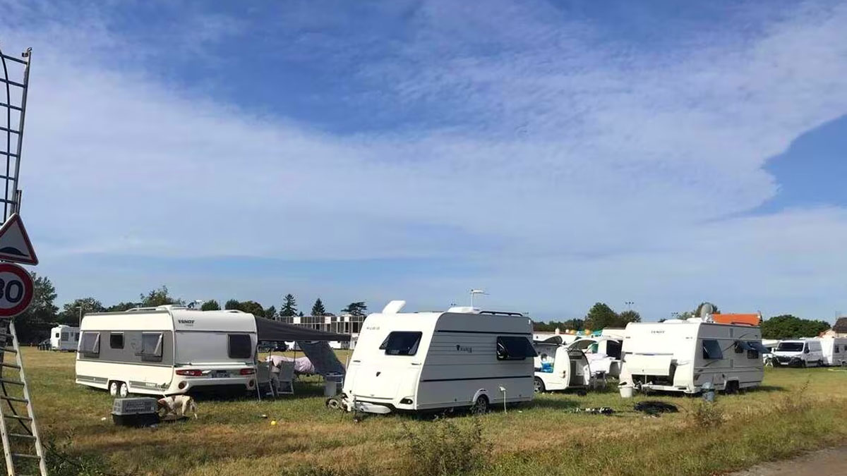 Gens du voyage : un terrain privé investi par 350 caravanes face au garage Autocam