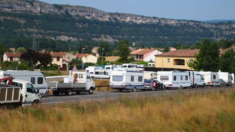 Gens du voyage : une centaine de caravanes s’installent sur un stade, bras de fer avec la mairie