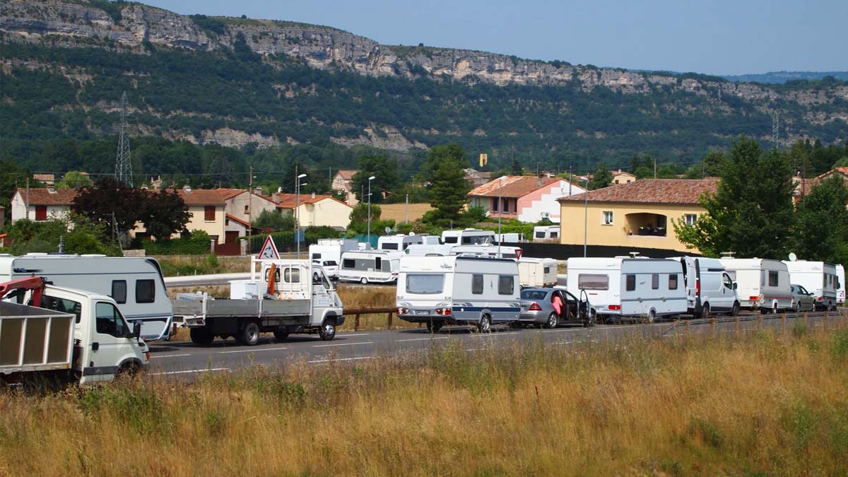 Gens du voyage : une centaine de caravanes s’installent sur un stade, bras de fer avec la mairie
