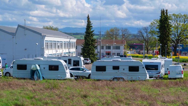 Les installations sauvages de caravanes se multiplient chaque été : quelles sont les règles pour les gens du voyage ?