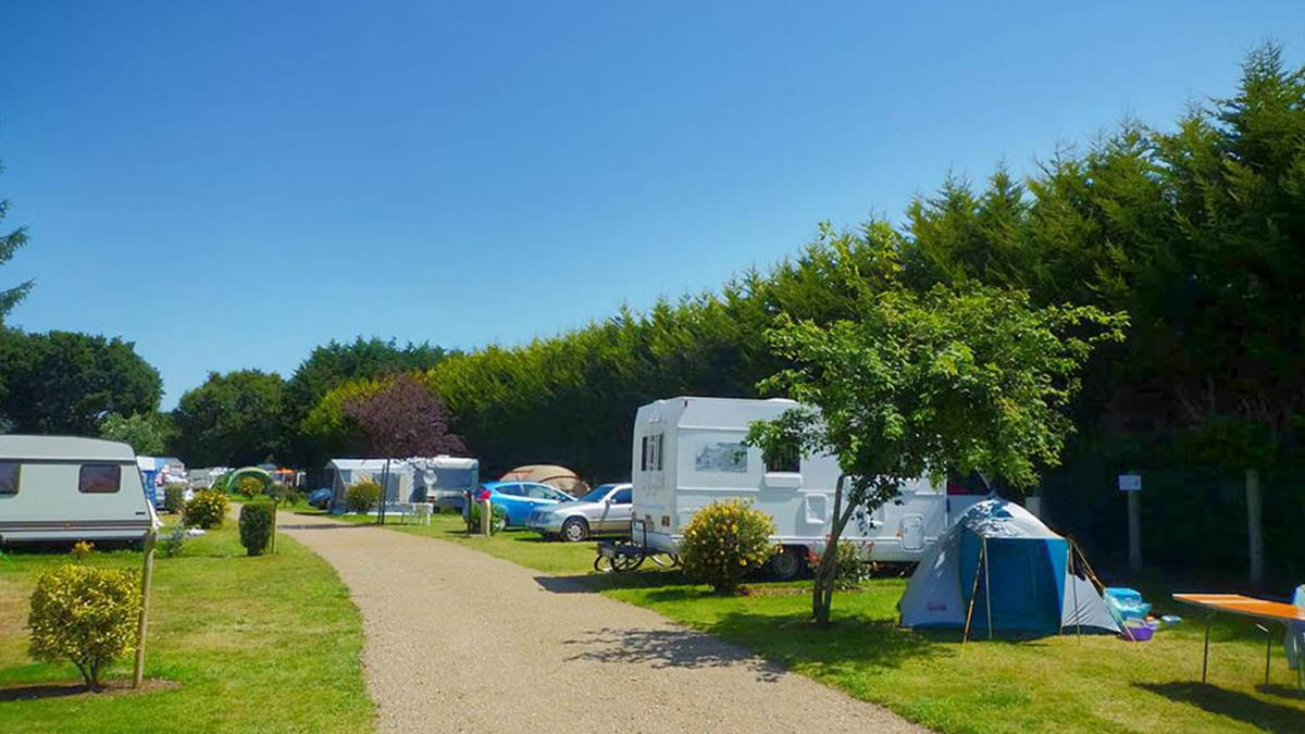 Nombre de places réduit, services limités : les camping-cars sont-ils encore les bienvenus dans cette ville côtière ?