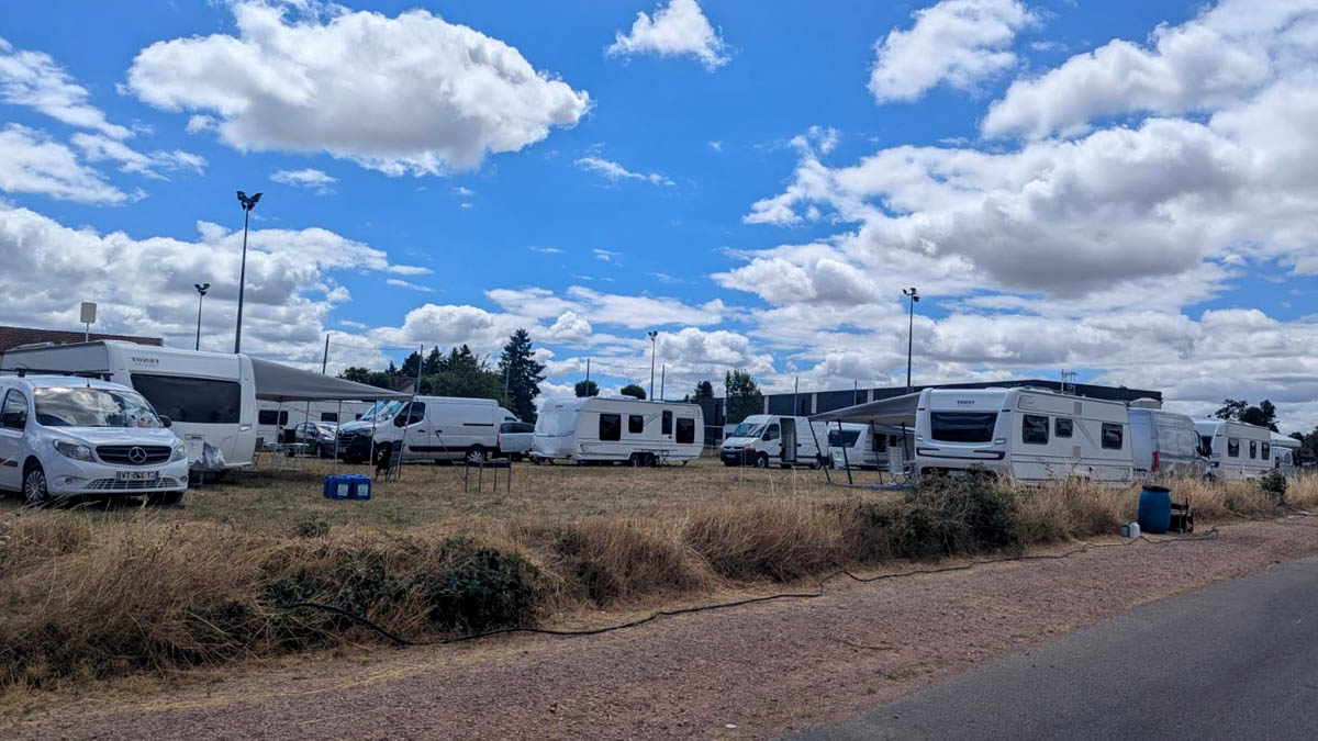 Nous subissons une fois de plus la situation : installation sauvage d'une quarantaine de caravanes des gens du voyage près d’un stade de foot