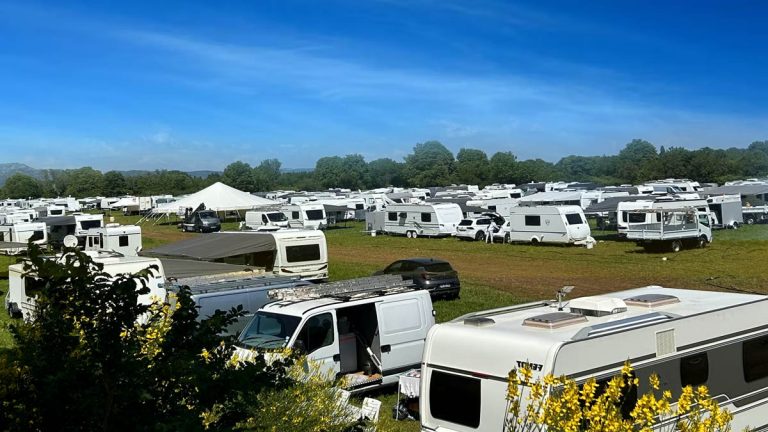 Occupation illégale dans les Vosges : le tribunal ordonne l’expulsion de 500 personnes des gens du voyage, des amendes planent