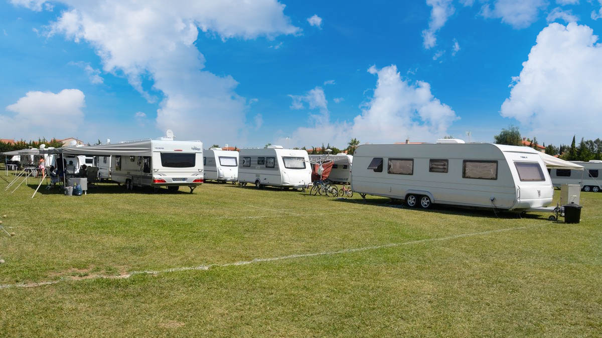Occupation illégale d’un stade par une vingtaine de caravanes : un arrêté d’expulsion validé en urgence