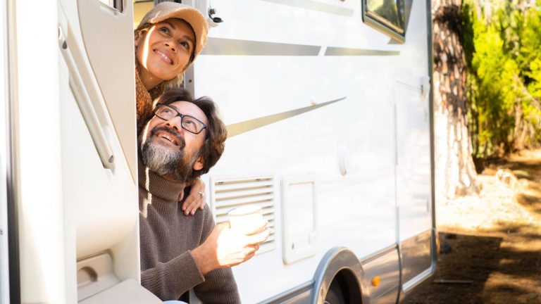 Partir à deux n’a jamais été aussi chic : le camping-car parfait pour s’évader autrement