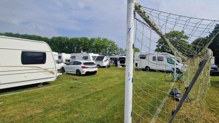 Plus d'une centaine de caravanes sur le terrain de foot d’une commune du Gard — un grand événement tombe à l’eau
