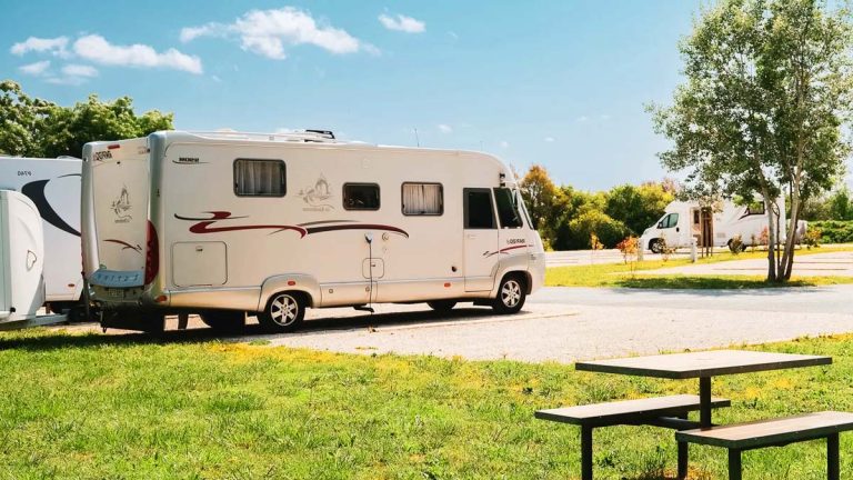 Près de Royan, cette aire pour vans et camping-cars notée 4,7/5 est un petit coin de paradis pour l’été