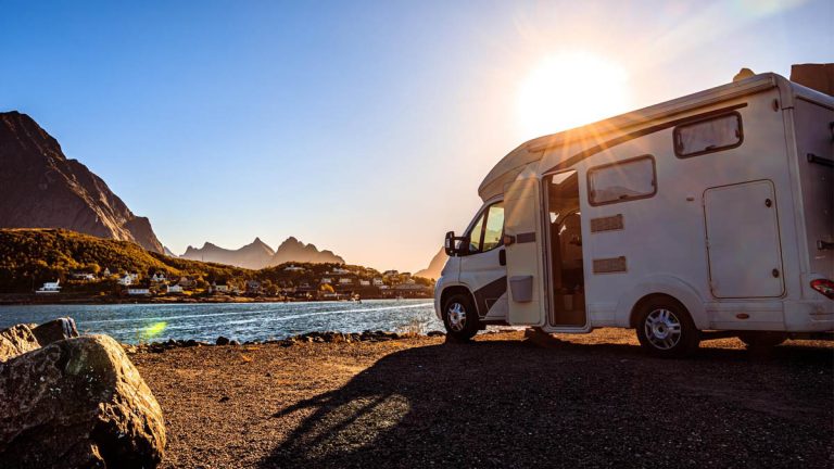Tentes, vans, camping-cars : oubliez le camping sauvage, ces spots sont 100 fois mieux