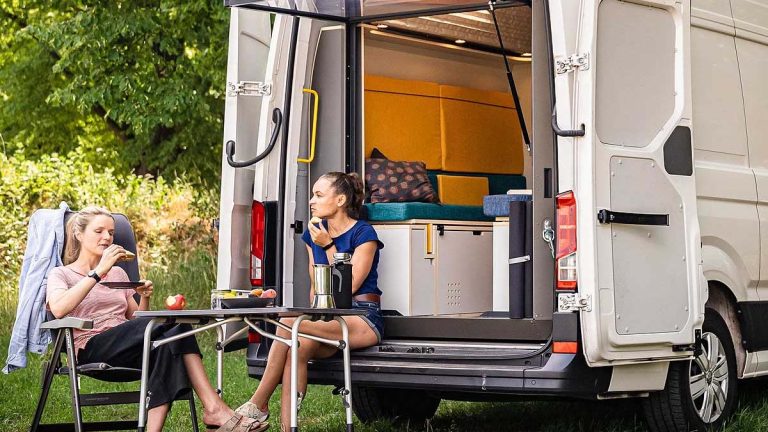 Transformer un utilitaire en van aménagé sans travaux avec PlugVan