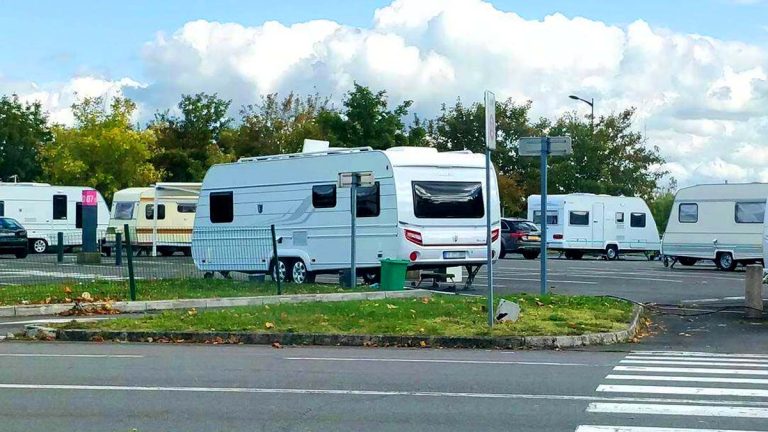 Une centaine de caravanes de gens du voyage installées illégalement dans un champ privé : le propriétaire redoute des dégradations